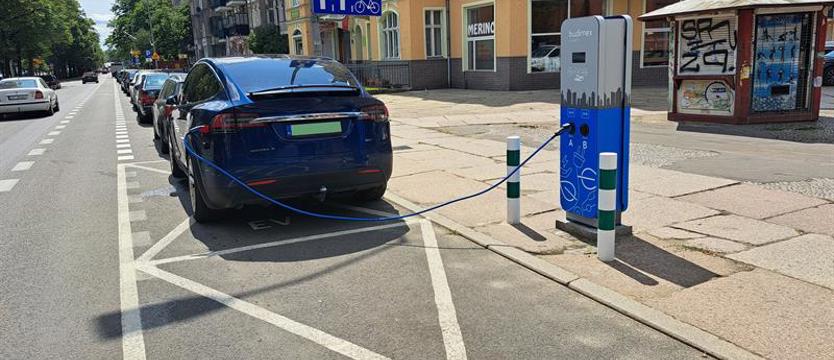 Przybywa ładowarek do „elektryków”