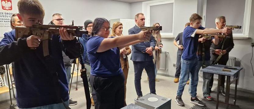 Uruchomili wirtualną strzelnicę. Każdy musi umieć strzelać