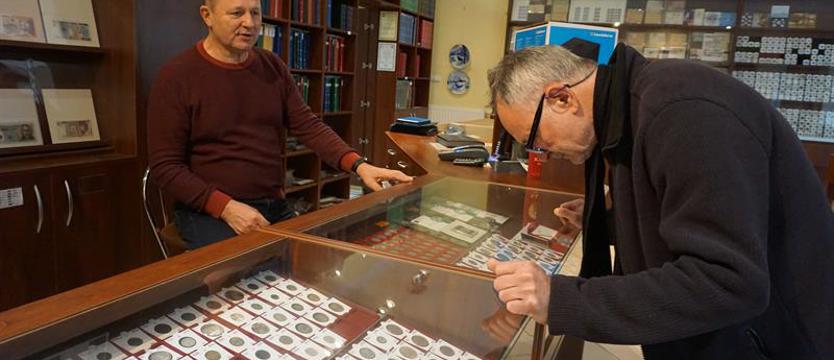 W kolekcjonerskim sklepie. Ile kosztuje 5 złotych?