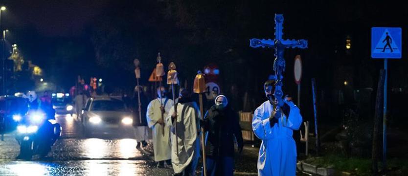 Przejdzie procesja ze świętymi