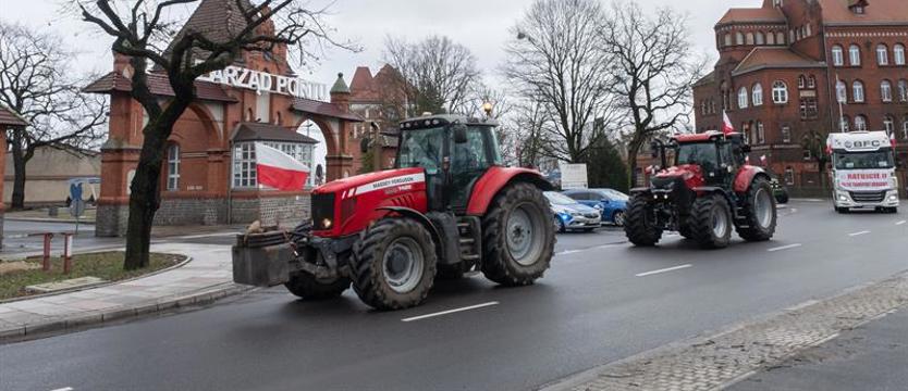 Protest rolników. Oflagowane traktory w rejonie Zarządu Portu w Szczecinie