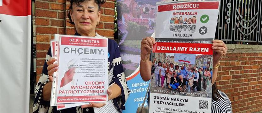 Przed szczecińskim kuratorium protestowali przeciwko zmianom w polskich szkołach