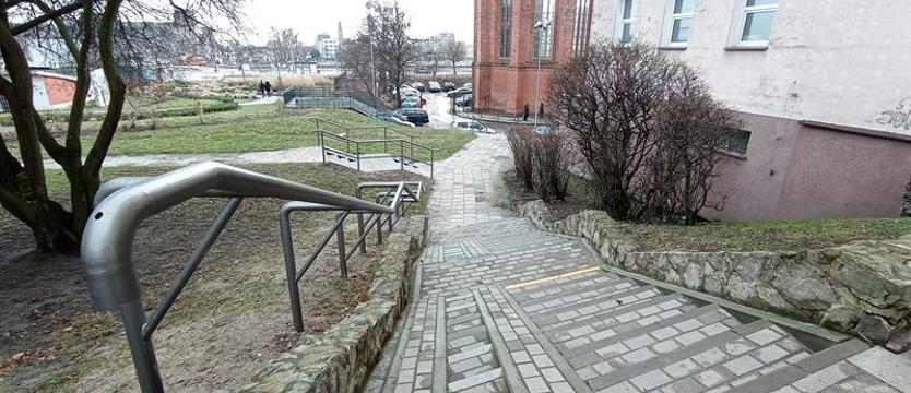 Nie ta strona, panowie. Poręcz i schody, czyli absurd tymczasowy?