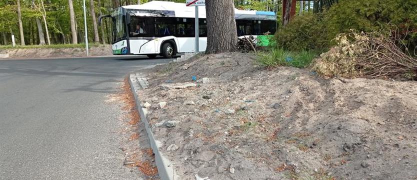 Węzeł Głębokie: nowy, a już zaniedbany. Nie tylko piach, kamienie i słup