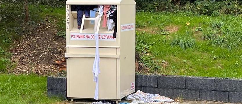 Mieszkańcy zgłaszają, ale problem powraca. Brud i bałagan przy pojemnikach na odzież