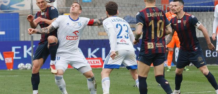 Piłka nożna. Pogoń za groszem