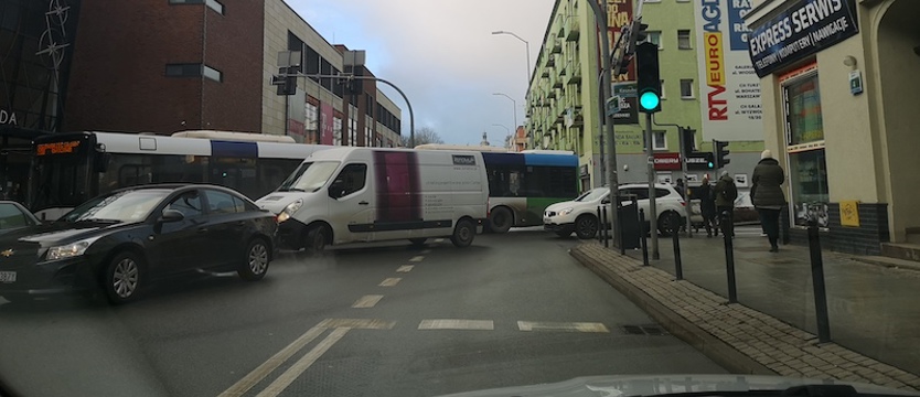 Autobusy przegubowe korkują przejazd przez ulicę Bałuki