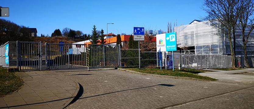 Na terenie szpitala onkologicznego jest bezpłatny parking, ale znaki drogowe o tym nie informują