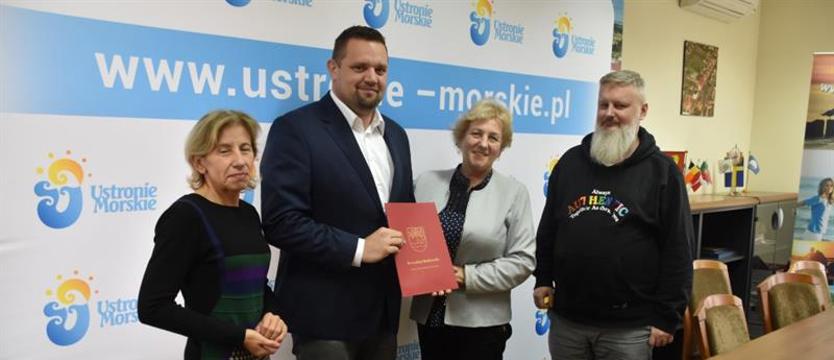 Skatepark w Ustroniu Morskim z przeszkodami