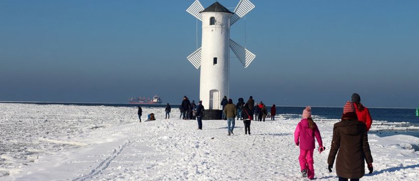 Było mroźno i słonecznie. Turyści przyjechali nad Bałtyk
