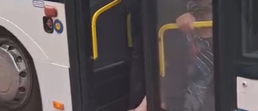 Kontrolerzy kontra gapowicz. ZDiTM: film nie przedstawia całej sytuacji