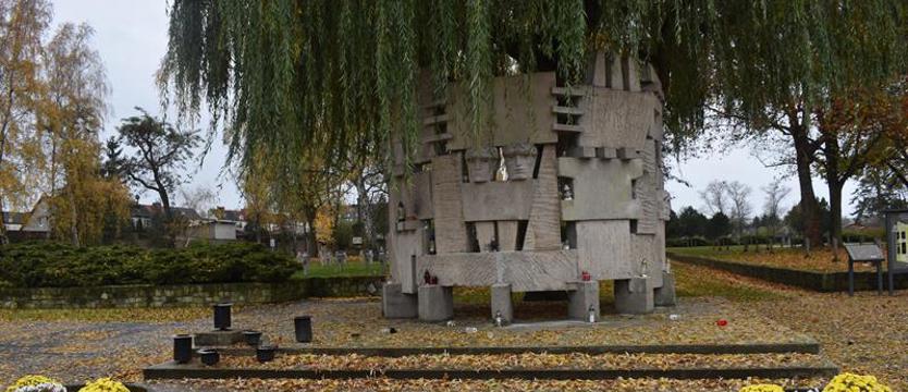 Odnawiają stare pomniki