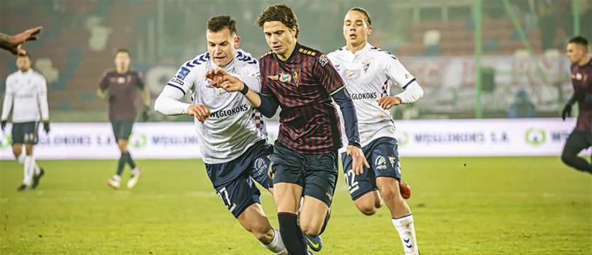 Piłka nożna. Pogoń zremisowała z Górnikiem i goni Lecha
