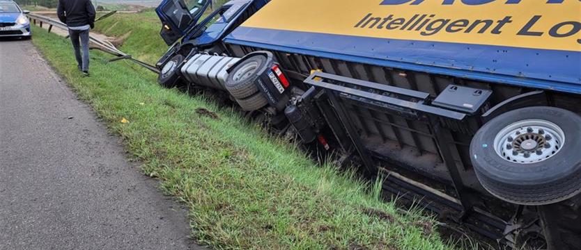 Ciężarówka w rowie, utrudnienia na drodze