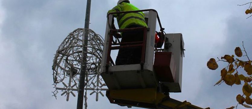 Montaż świątecznych iluminacji rozpoczął się na ulicach Szczecina