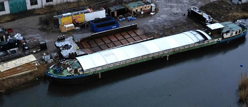 WIOŚ alarmuje o nielegalnym demontażu barki. To zagraża środowisku