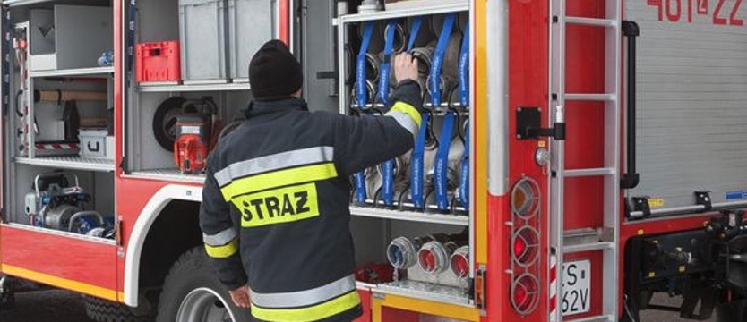 Ciężarówka w rowie przy S3. Wyciekło paliwo