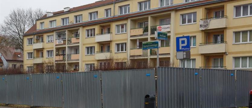 Działka przy ul. Szymanowskiego już ogrodzona