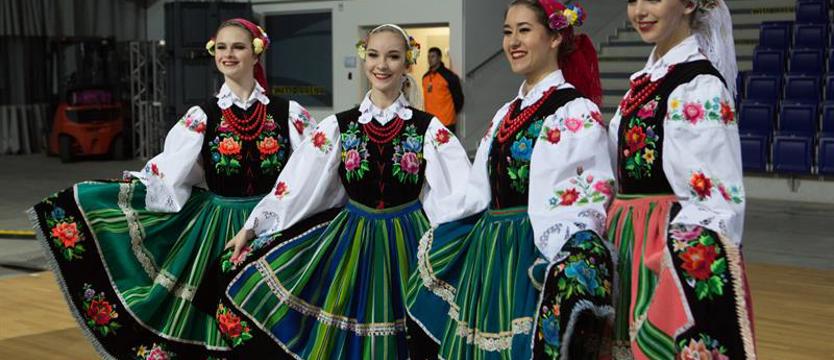 Kolędowanie, rękodzieło, dekorowanie choinki. Jarmark Sąsiedzki w niedzielę