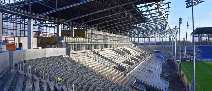 Piłka nożna. Miejski stadion rośnie w oczach. Domknięto trybuny, trwa zadaszanie