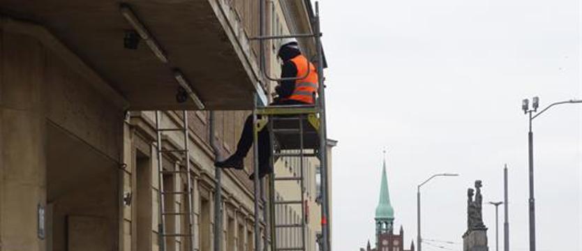 Cegły już nie spadną. Daszek w historycznym budynku w remoncie