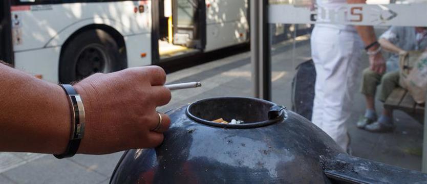 „Dymek” na przystanku. Palacze i fikcja