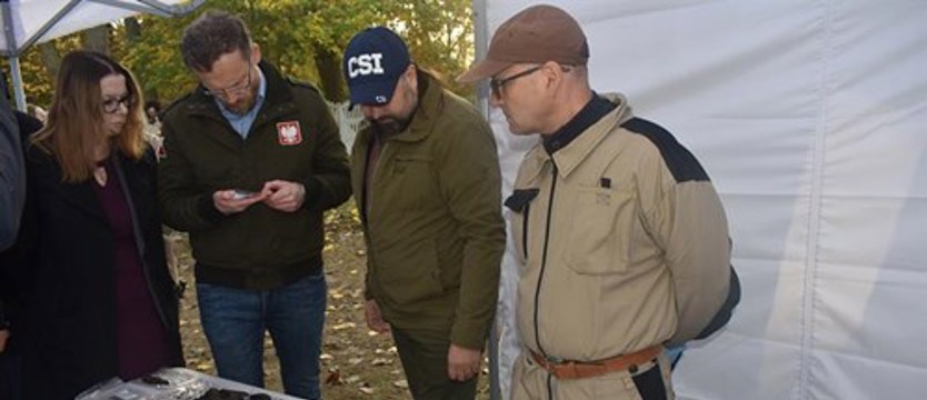 Badacze znów są w Stalagu IID w Stargardzie. Odkrywają zbrodnie i przywracają godność