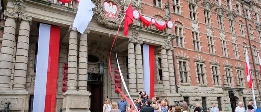 Godło w nowej wersji na Urzędzie Wojewódzkim w Szczecinie