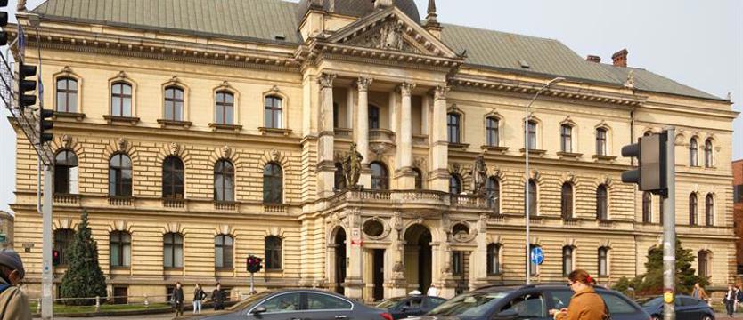 Studenci Akademii Sztuki przy al. Niepodległości uczyć się nie będą