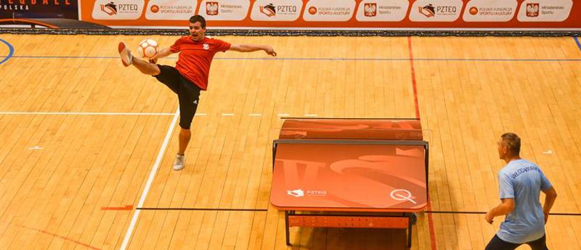 TEQBALL Piłkarskie triki przy ping-pongu z olimpijskimi aspiracjami. Sztuczki przy krzywym stole