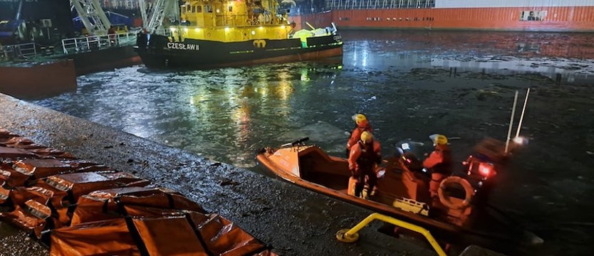 Wyciek oleju w świnoujskim basenie portowym