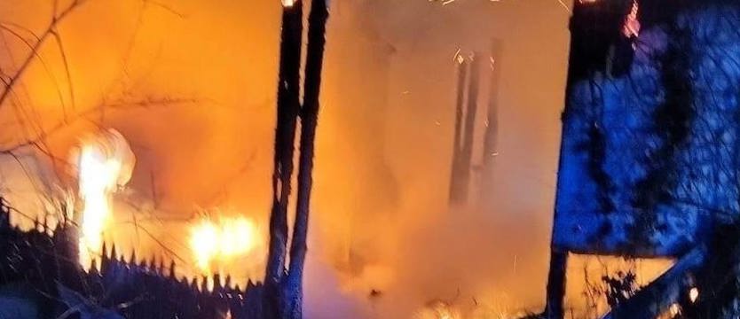 Domek w ogniu. Jedna osoba poszkodowana