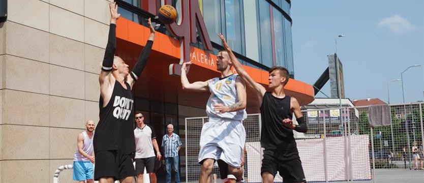 Koszykówka. Trójki i skarpety