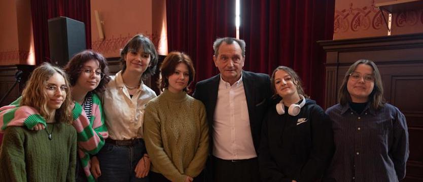 Aktor Wojciech Wysocki w swoim szczecińskim liceum