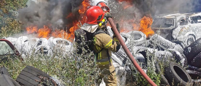 Pożar w warsztacie przy ul. Bydgoskiej w Stargardzie. Spaliło się osiem aut