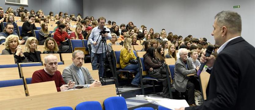 Jak być bezpiecznym w sieci. Młodzi ludzie najbardziej podatni na dezinformację