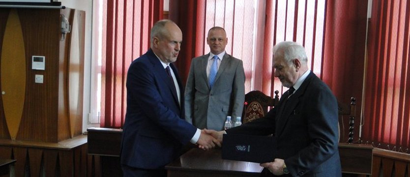 I sesja IX kadencji Rady Miejskiej w Gryfinie. Wybrano prezydium, burmistrz złożył ślubowanie