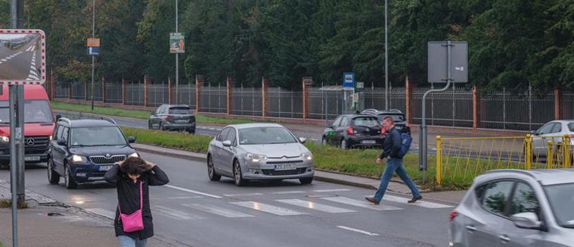 Kierowcy pędzą na Mieszka. Pytania o bezpieczeństwo pieszych