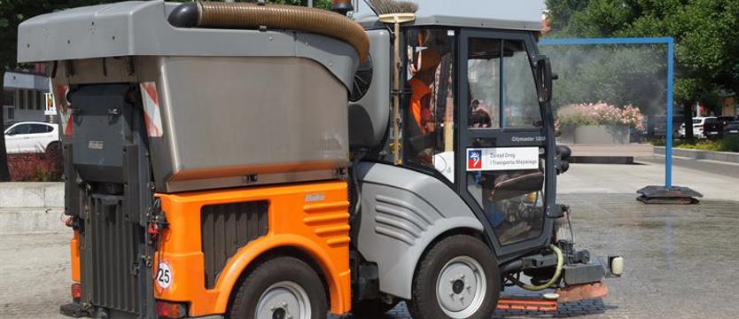 Radny: „makabryczny brud na chodnikach”. Doraźne pucowanie miasta