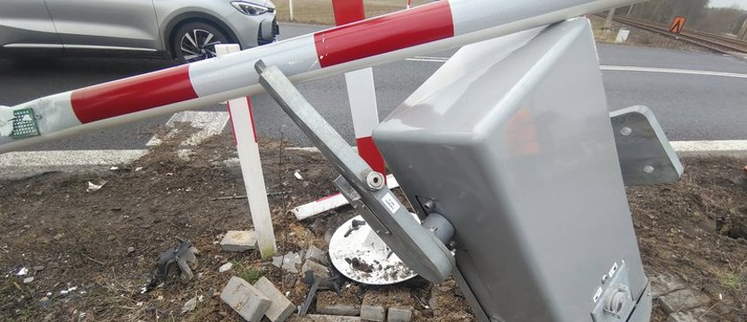 Kierowca staranował urządzenia na przejeździe kolejowym w Chociwlu