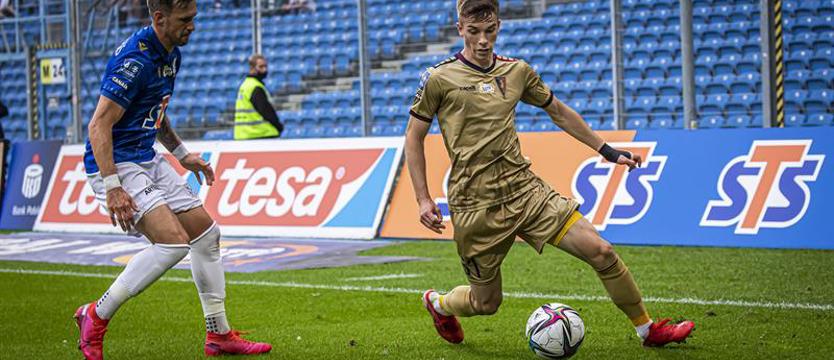 Piłka nożna. Pogoń zremisowała z liderem