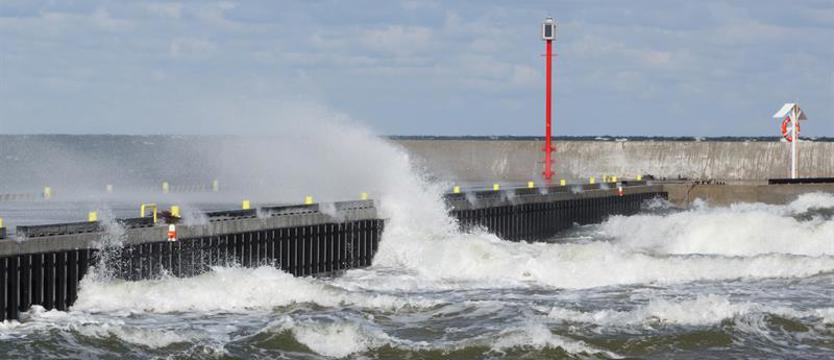 Ostrzeżenie meteorologiczne. Wiatr do 70 km/h, burze, a na Bałtyku trąby wodne