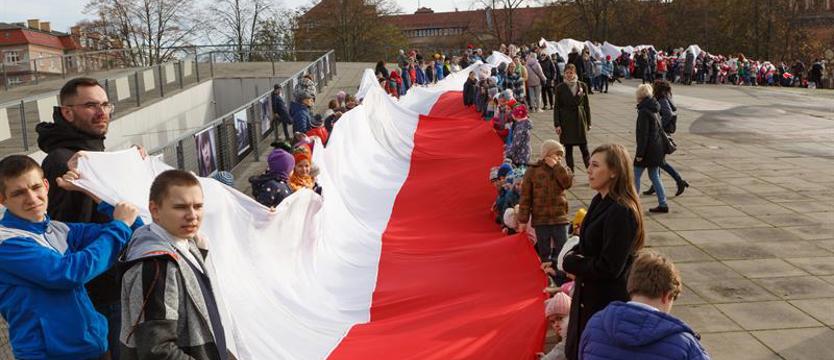 Z flagą i hymnem przez Stare Miasto