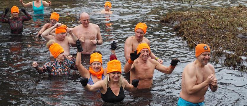 Dwie dekady Polickich Morsów. Świętowali w wodzie