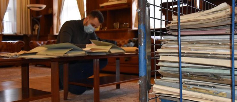 Archiwalne dokumenty ze szczecińskiego magistratu badają eksperci