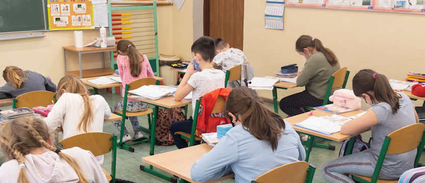 Uczniowie już w szkolnych ławkach