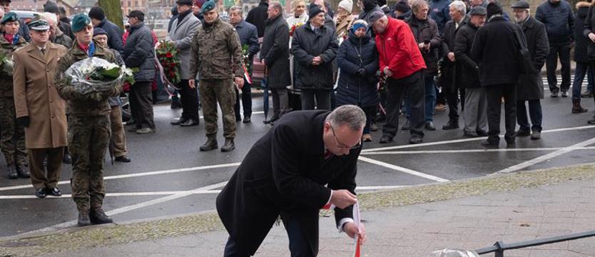 Rocznica wydarzeń stycznia 1971 r. w Szczecinie ze stoczniową świetlicą w tle