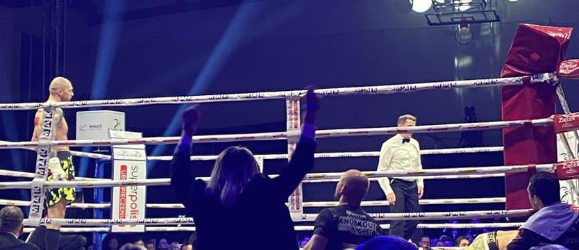 Boks. Główka nokautuje