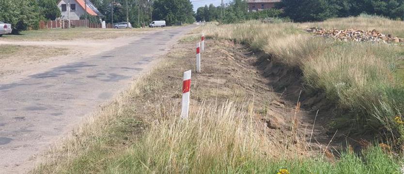 Jest rów na wodę i obietnice. „Jak będą pieniądze, remont drogi ruszy”