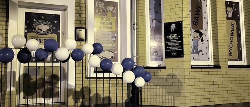 Tablica Antoniego Szarmacha. Znany kołobrzeżanin patronem placówki dla dzieci